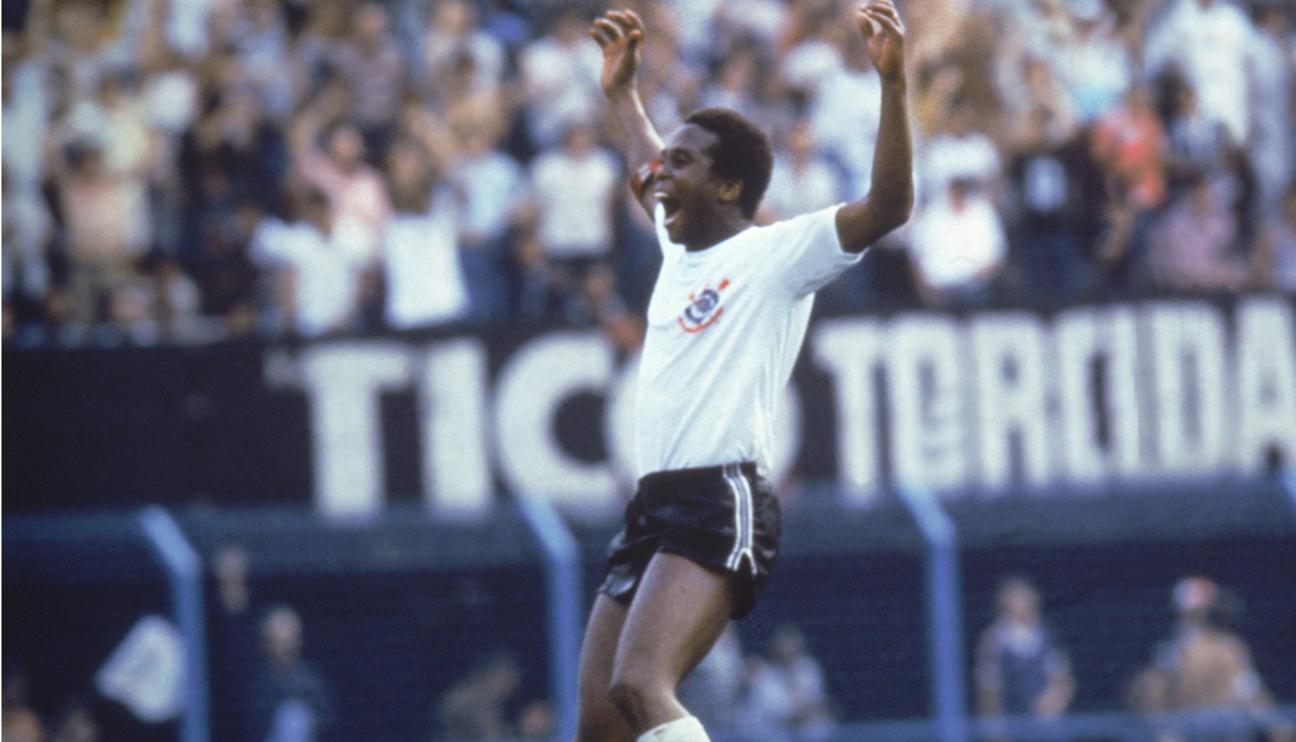 Wladimir, melhor lateral da história do Corinthians, completa 66 anos