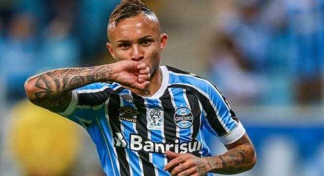 Everton Cebolinha fala em tom de despedida do Grêmio