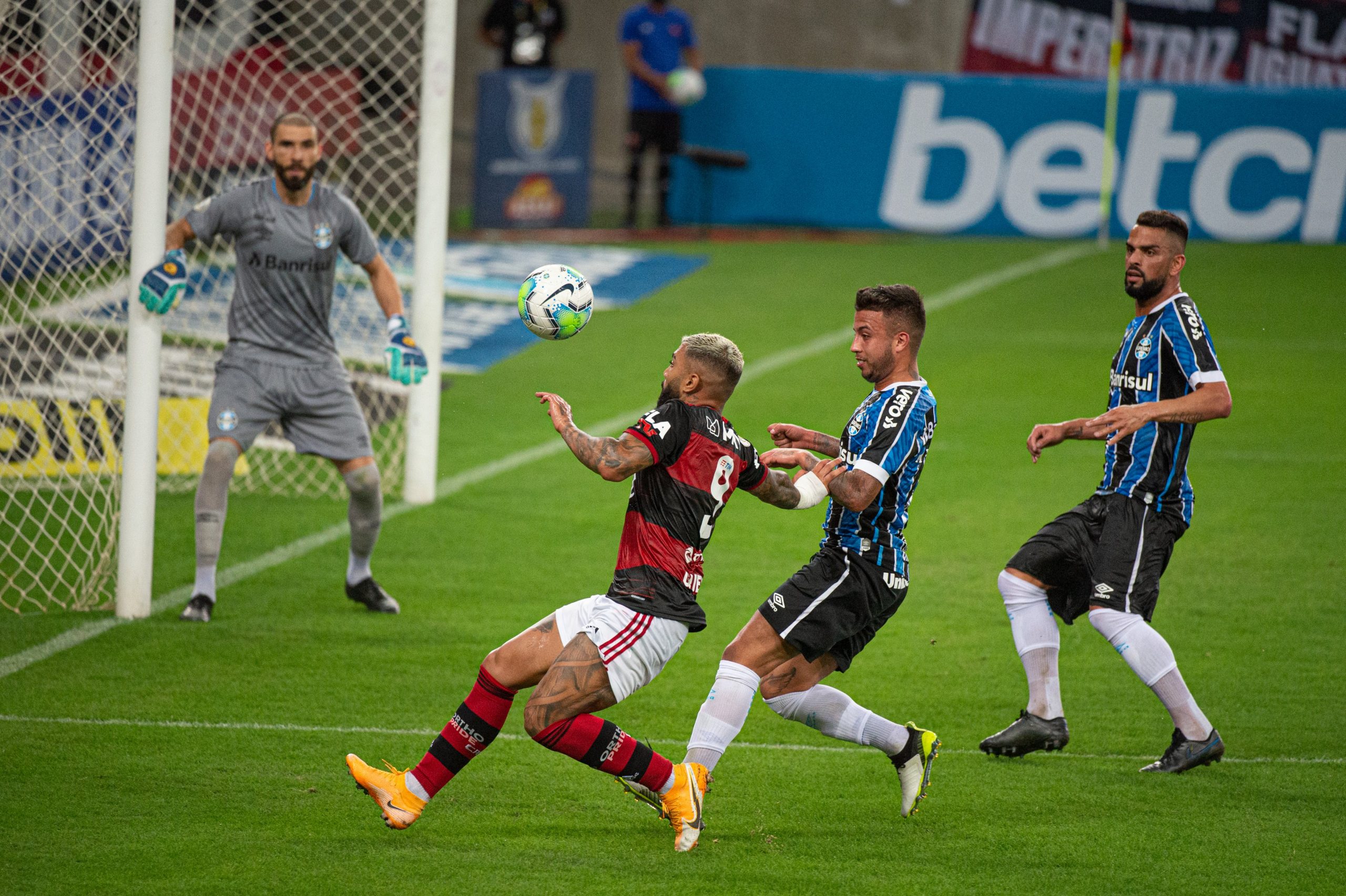 Com gol de p&ecirc;nalti, Flamengo empata com Gr&ecirc;mio no Maracan&atilde;