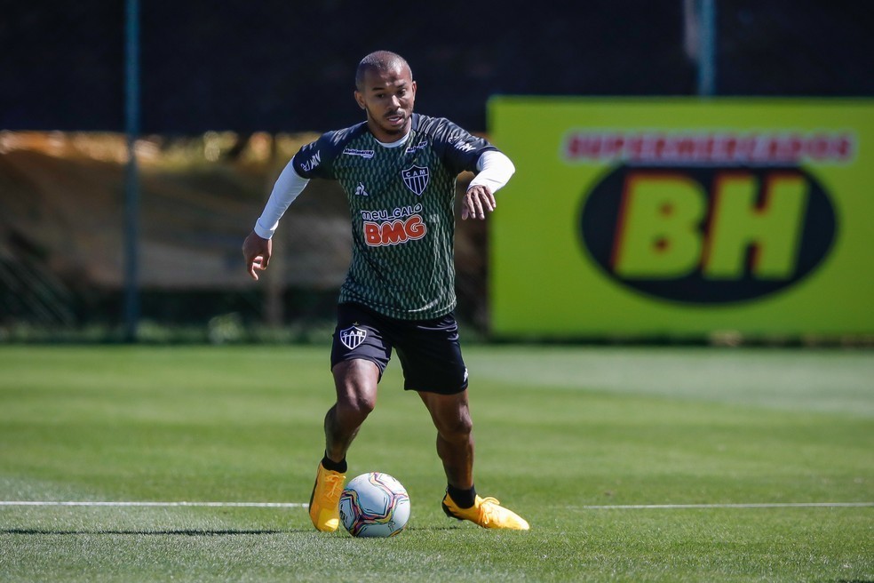 Atlético-MG apresenta o lateral-direito Mariano