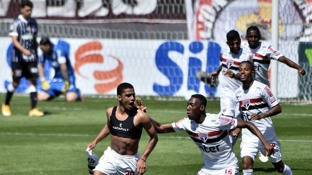Com falhas dos goleiros, São Paulo vence o Corinthians no Clássico Majestoso