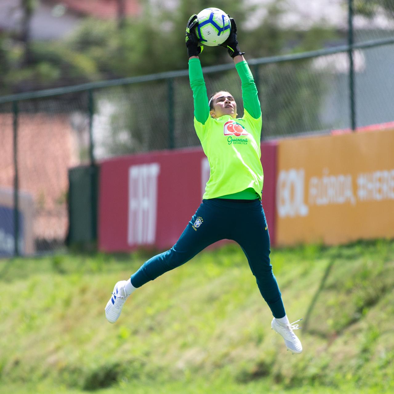 Stephanie em campo pela Sele&ccedil;&atilde;o (Foto: Arquivo Pessoal)