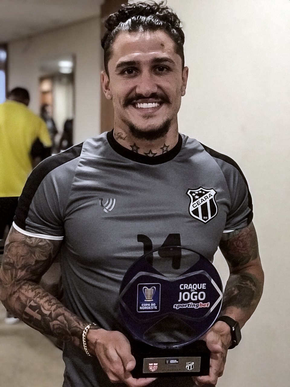 Vina recebe amea&ccedil;as do presidente do Vit&oacute;ria: &ldquo;Aqui voc&ecirc; apanha&rdquo;