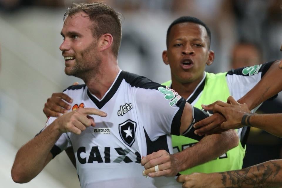 Joel Carli acerta com novo clube e rasga elogios ao Botafogo