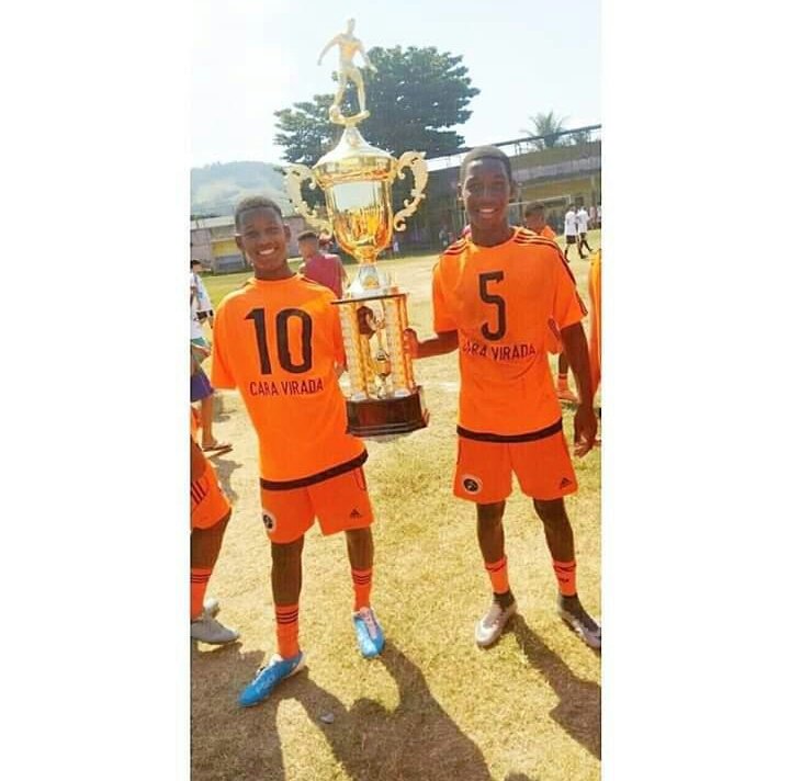 Patrick de Paula com a camisa 5 e um amigo ap&oacute;s t&iacute;tulo no futebol amador com o Cara Virada.