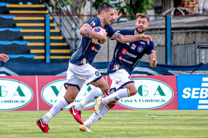 Remo sofre, mas consegue virada sobre o &Aacute;guia