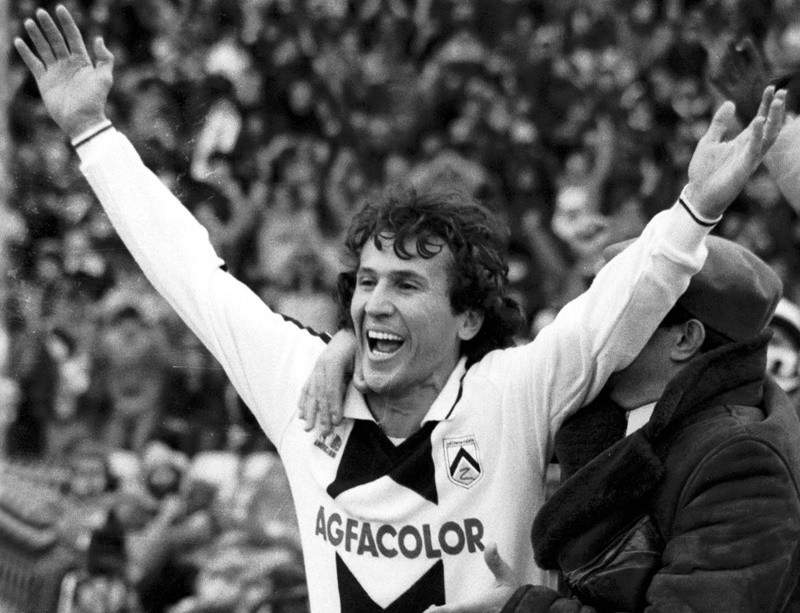 Zico jogando pela Udinese (Reprodu&ccedil;&atilde;o/Calciop&eacute;dia)