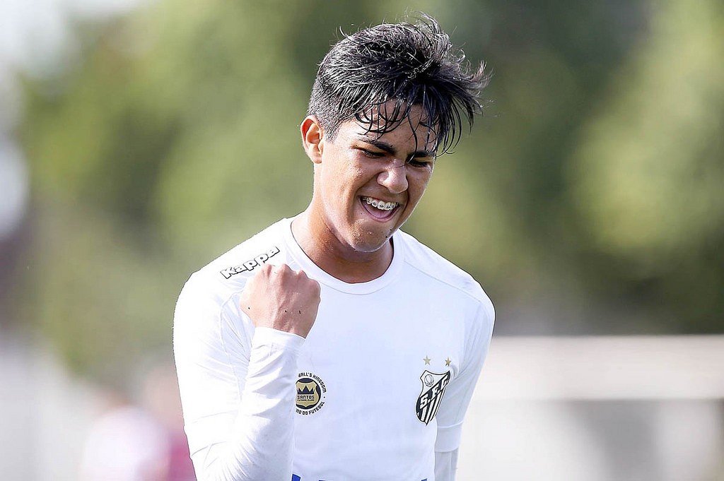 Novo raio? Jovem do Santos estreia como profissional aos 17 anos