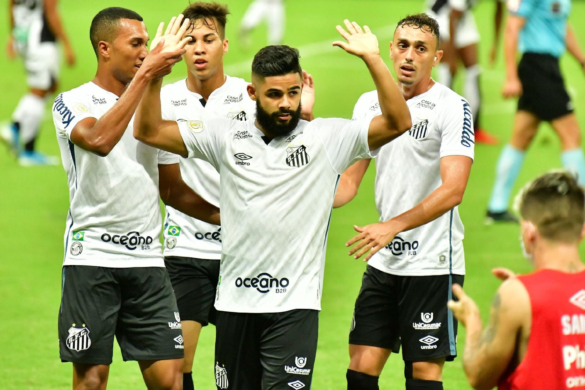 Em jogo com mais expulsões do que gols, Santos vence o Ceará