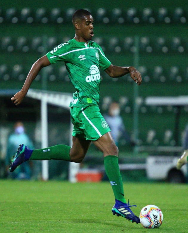 Alan Grafite fala com orgulho do apelido e festeja primeiro t&iacute;tulo na S&eacute;rie B