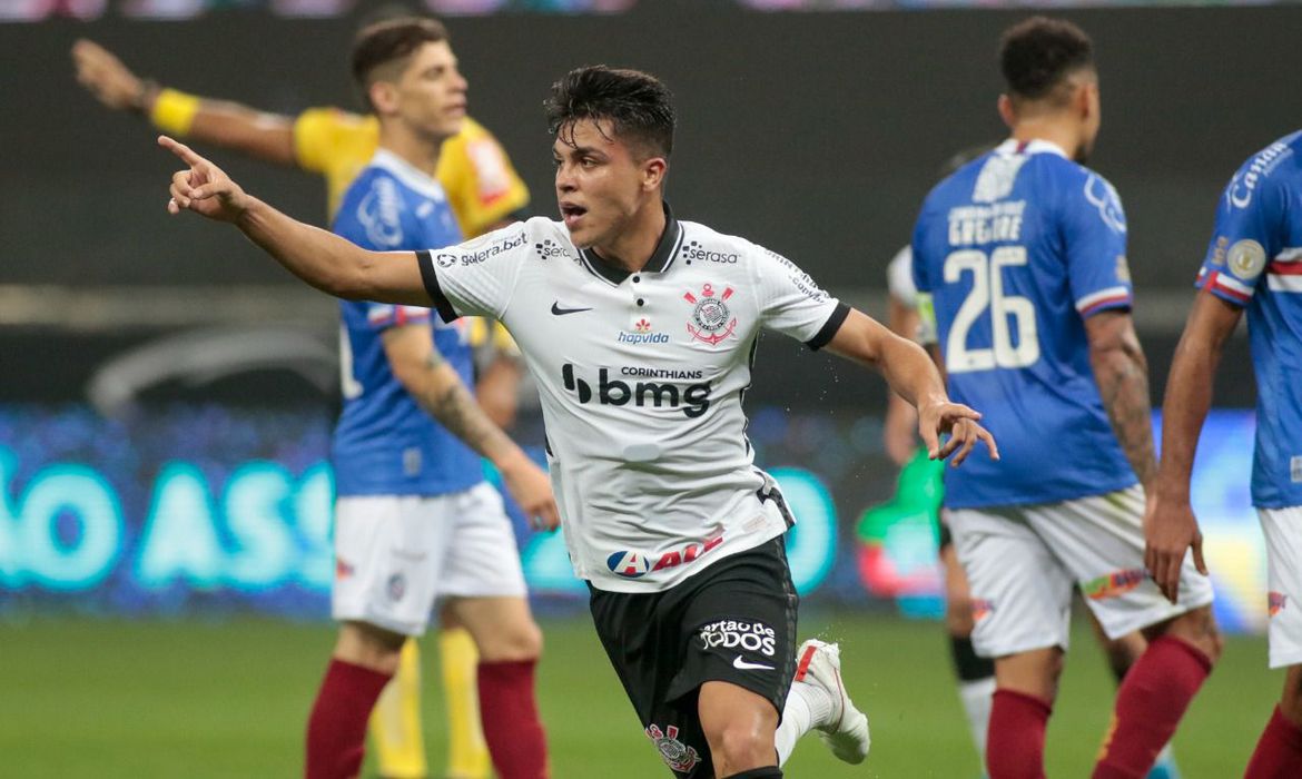 Em jogo de cinco gols, Corinthians vence Bahia no Brasileir&atilde;o