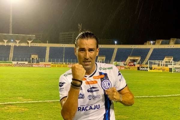 Confian&ccedil;a bate Vit&oacute;ria e conquista primeiro triunfo na hist&oacute;ria da S&eacute;rie B