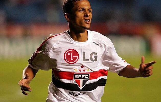 Souza, &iacute;dolo do S&atilde;o Paulo, critica Igor Gomes, Daniel Alves e dire&ccedil;&atilde;o do clube