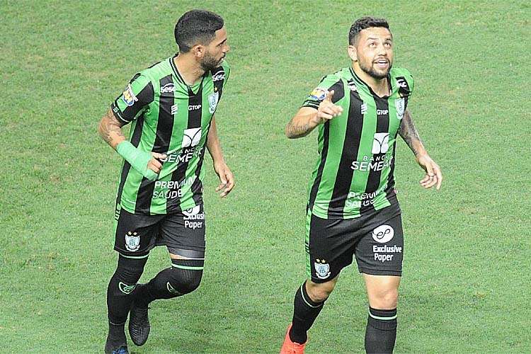 América-MG vence o Náutico e volta ao G4 da competição