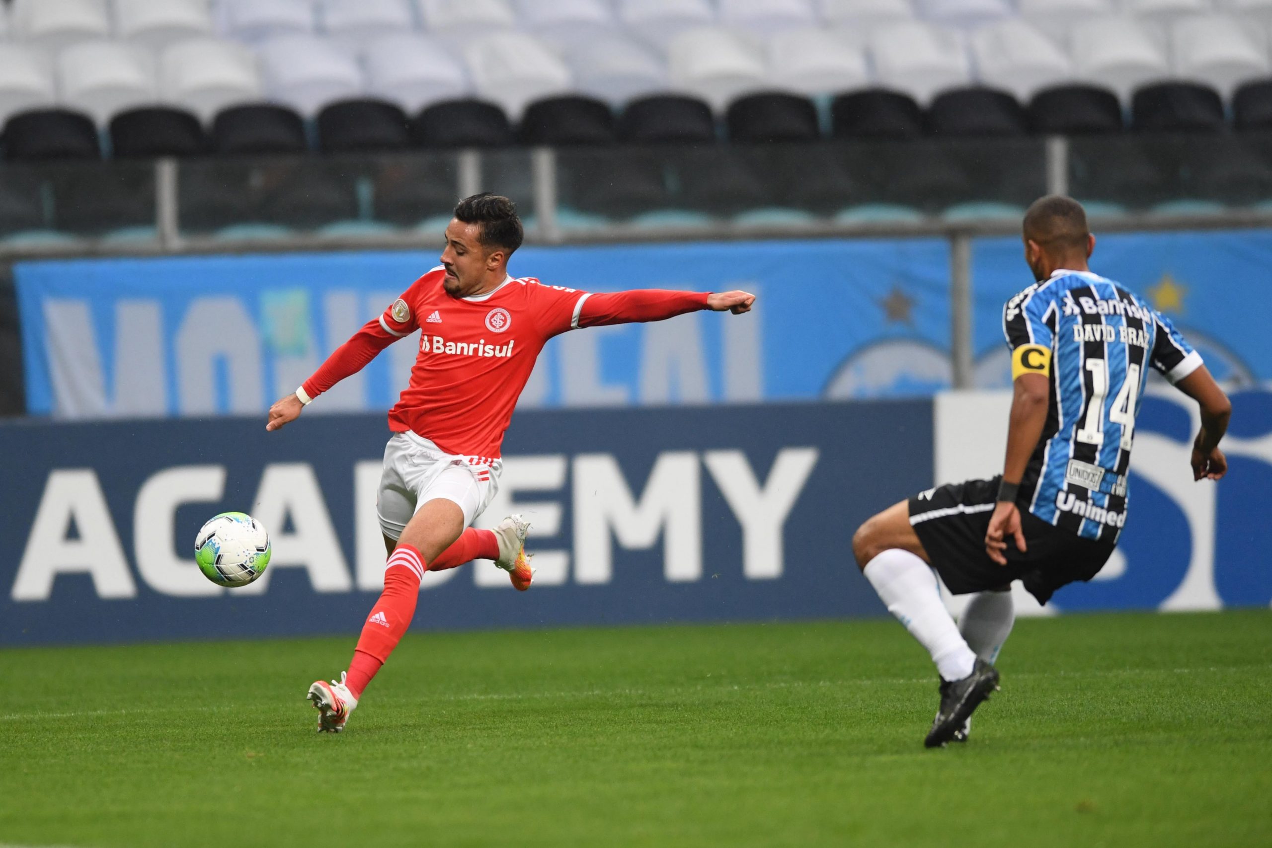 Gre-Nal (novamente) pol&ecirc;mico! Mesmo com dois expulsos, Inter volta a marcar, mas fica no empate com Gr&ecirc;mio