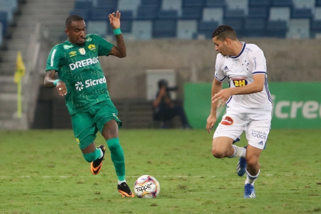 Com gol nos acr&eacute;scimos, Cuiab&aacute; se mant&eacute;m na lideran&ccedil;a