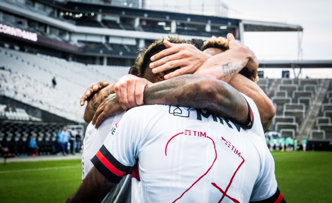 Em goleada hist&oacute;rica, Flamengo vence Corinthians na Neo Qu&iacute;mica Arena