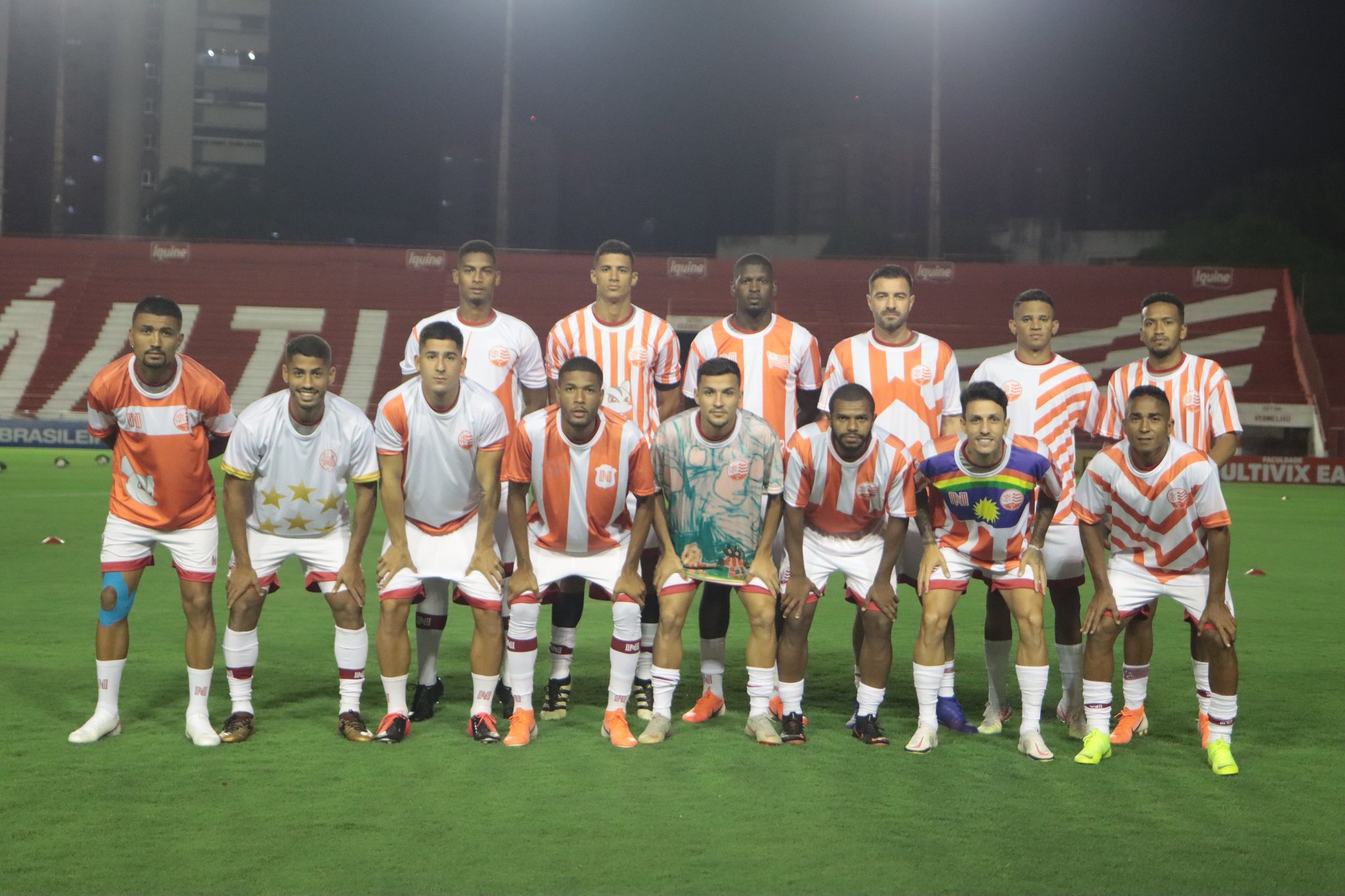 Jogadores do N&aacute;utico entram em campo vestindo uniformes desenhados por pequenos torcedores
