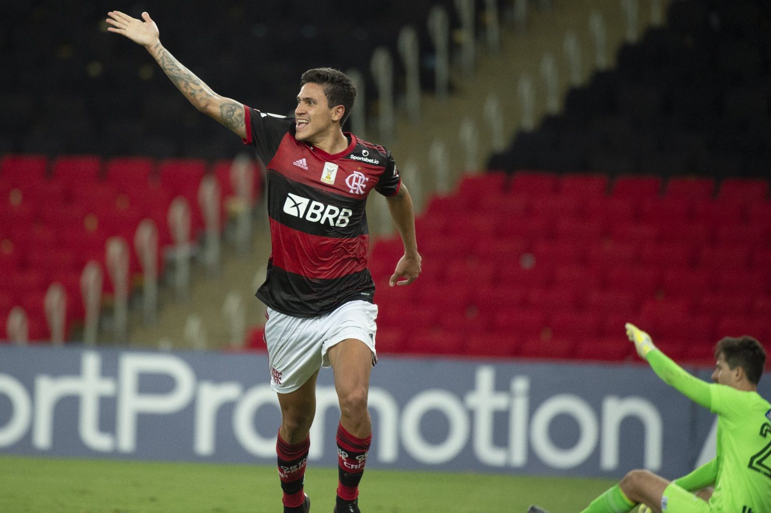 Flamengo insiste e vira sobre Goi&aacute;s no &uacute;ltimo minuto de jogo