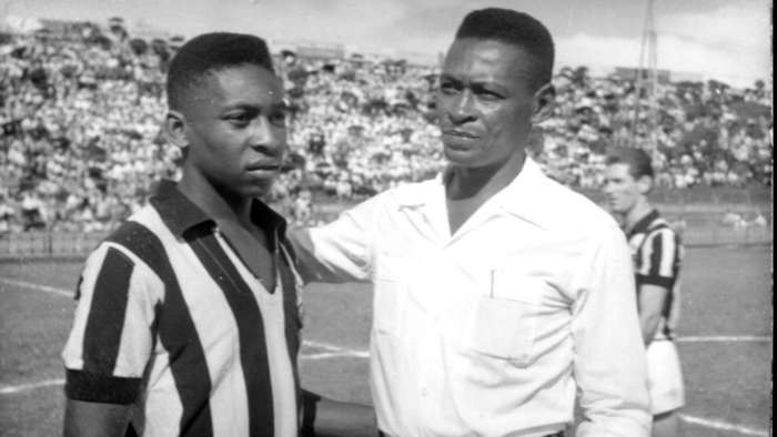 Pel&eacute; e Dondinho, seu pai (Foto: Reprodu&ccedil;&atilde;o / Acervo Pel&eacute;)