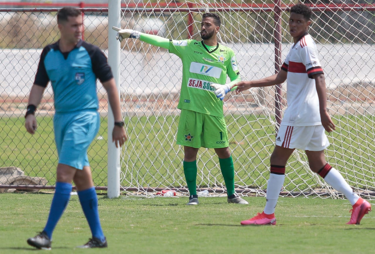 Portuguesa-RJ conta com goleiro destaque nas categorias de base
