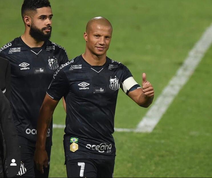 Sánchez, do Santos, rompe o ligamento do joelho