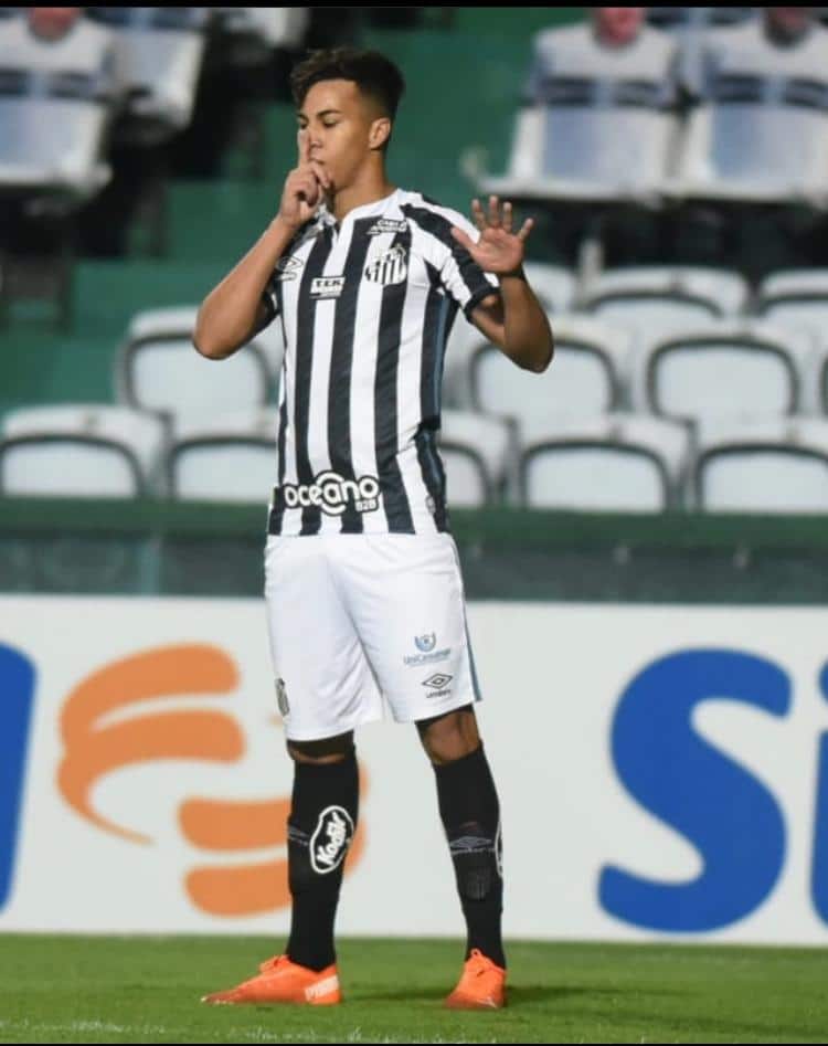 Coritiba joga melhor, mas Santos vence