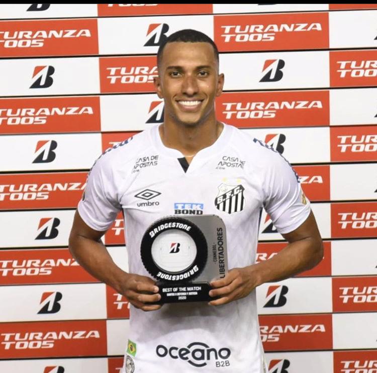 Lucas Braga faz primeiro gol pelo Santos e chora