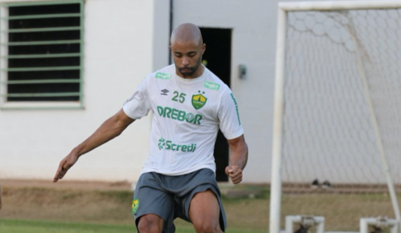 Destaque no Cuiab&aacute;, Rom&aacute;rio comemora 11 anos de estreia como profissional