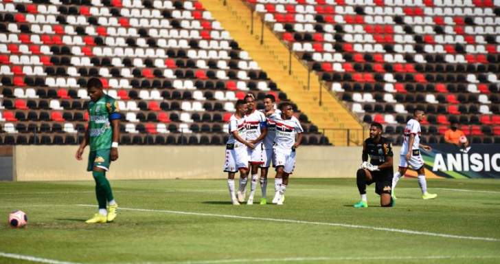 Botafogo-SP goleia e começa a isolar-se na liderança do grupo