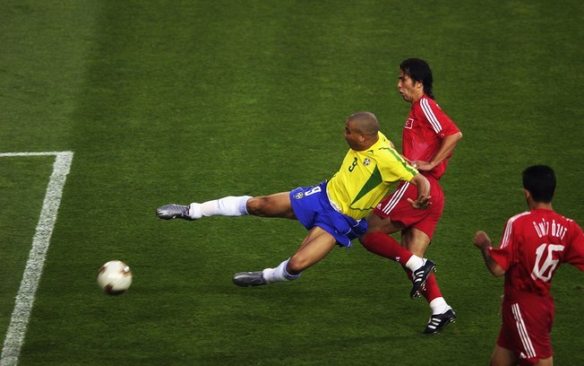 Oportunista, Ronaldo empata para o Brasil no come&ccedil;o do segundo tempo (Foto: Reprodu&ccedil;&atilde;o / Getty Images)