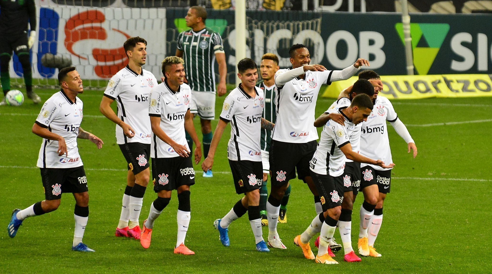 Corinthians visita o Coritiba visando se distanciar do Z-4