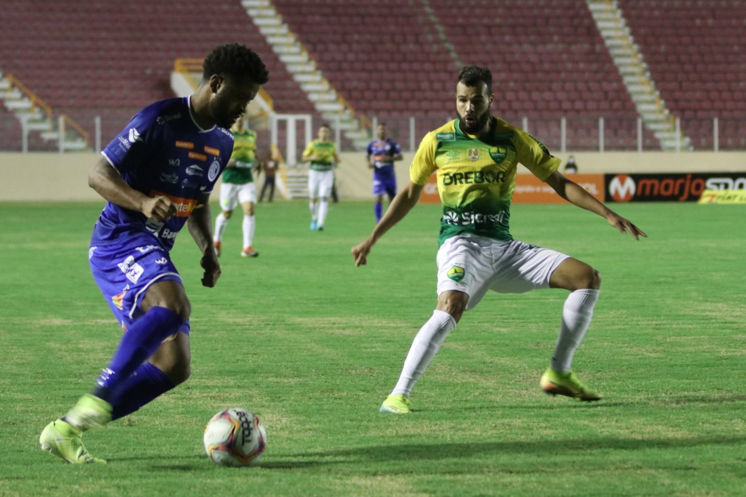 Confiança bate Cuiabá e volta a vencer na Série B