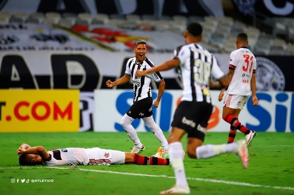 O massacre do Galo! Atlético-MG goleia Flamengo e cola no líder