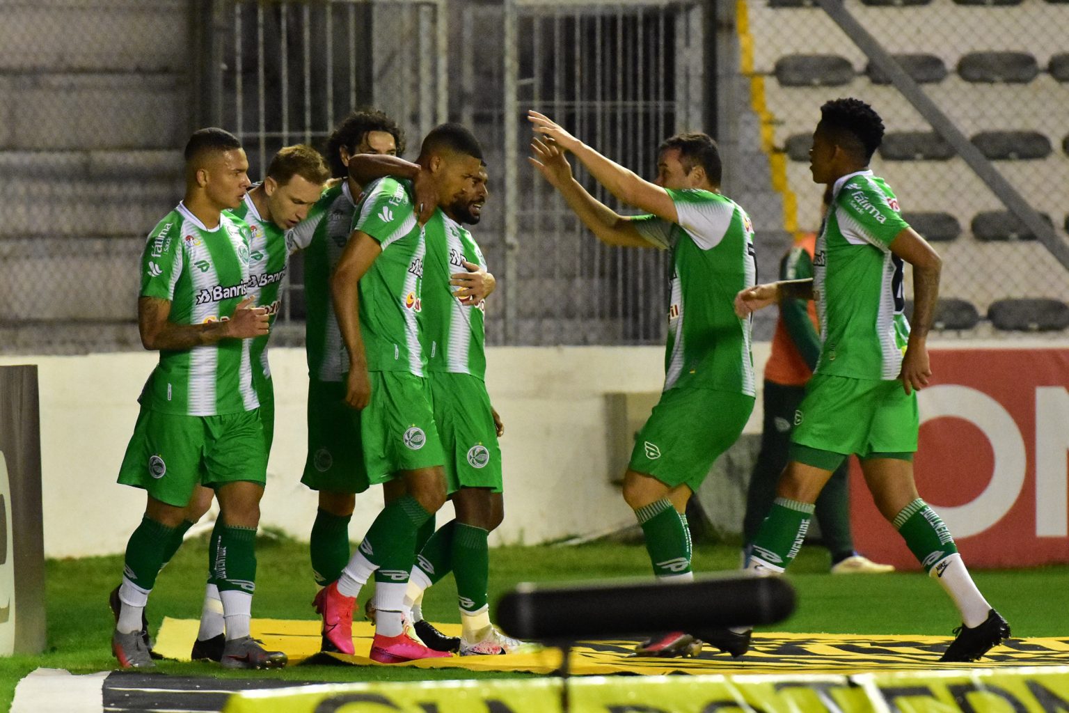 Juventude goleia o Paran&aacute; pela S&eacute;rie B e dorme no G4