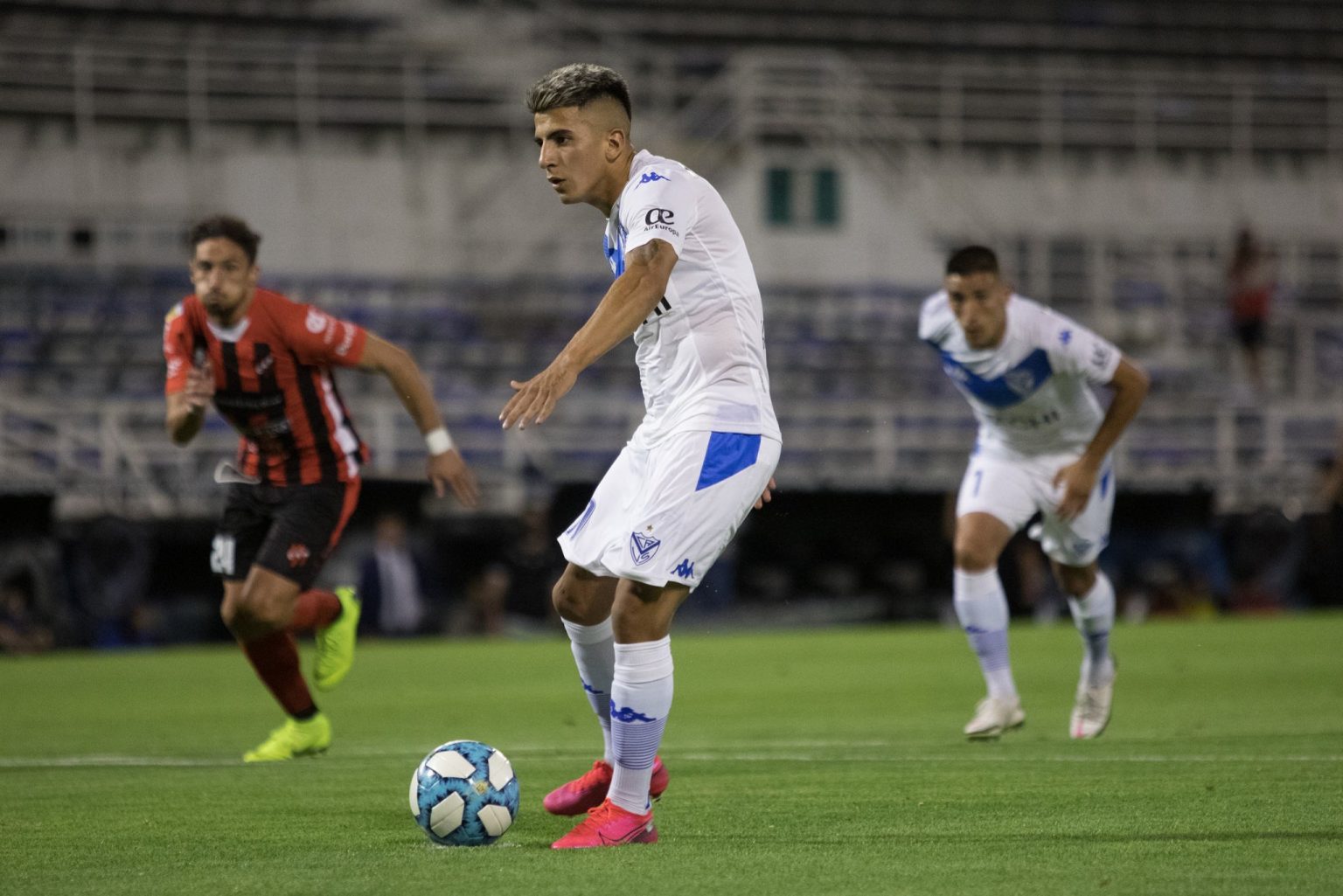 V&eacute;lez vence Patronato e fica na vice-lideran&ccedil;a no Argentino
