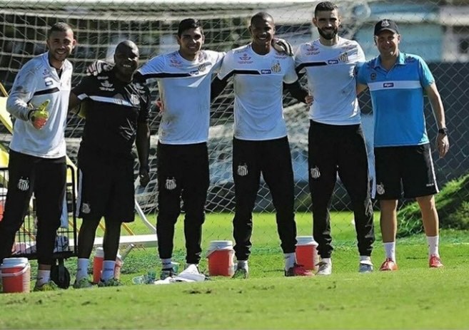 Dessa vez os raios caíram no gol do Santos