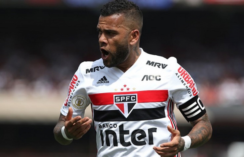 Ser&aacute;? Dani Alves deve jogar no meio-campo!