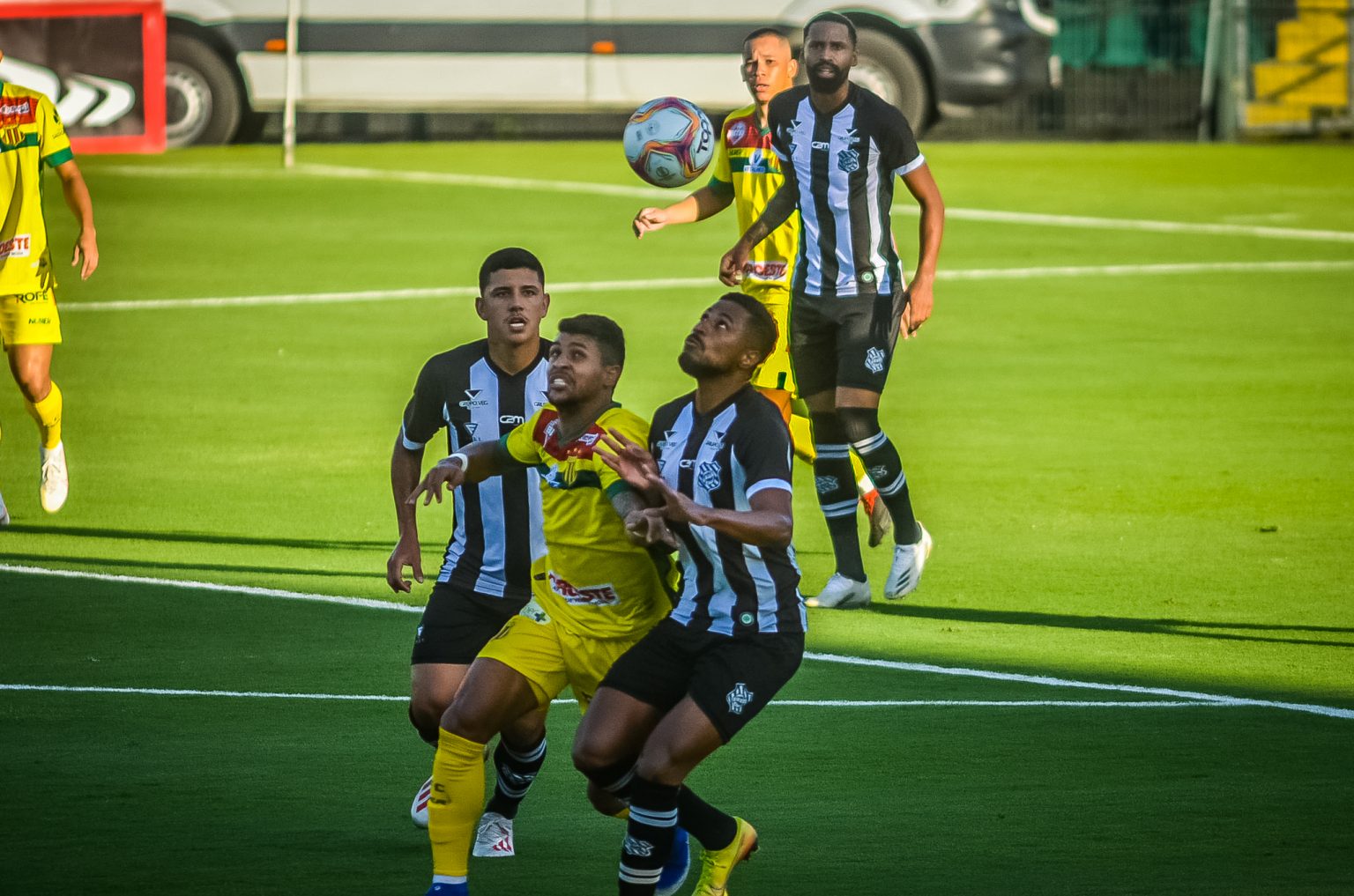 Com gol nos acr&eacute;scimos, Sampaio Corr&ecirc;a vence Figueirense pela S&eacute;rie B