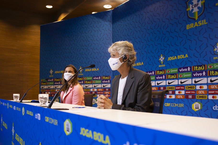 Pia Sundhage anuncia convoca&ccedil;&atilde;o das atletas para jogos contra a Argentina