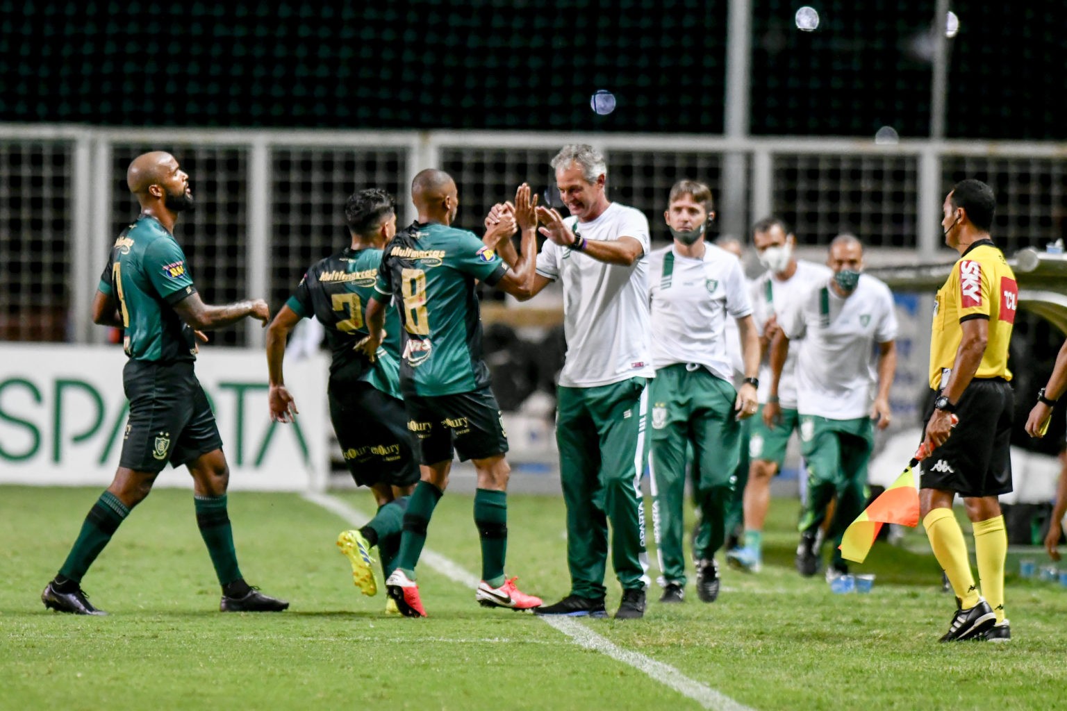 América-MG vence CRB e assume liderança da Série B