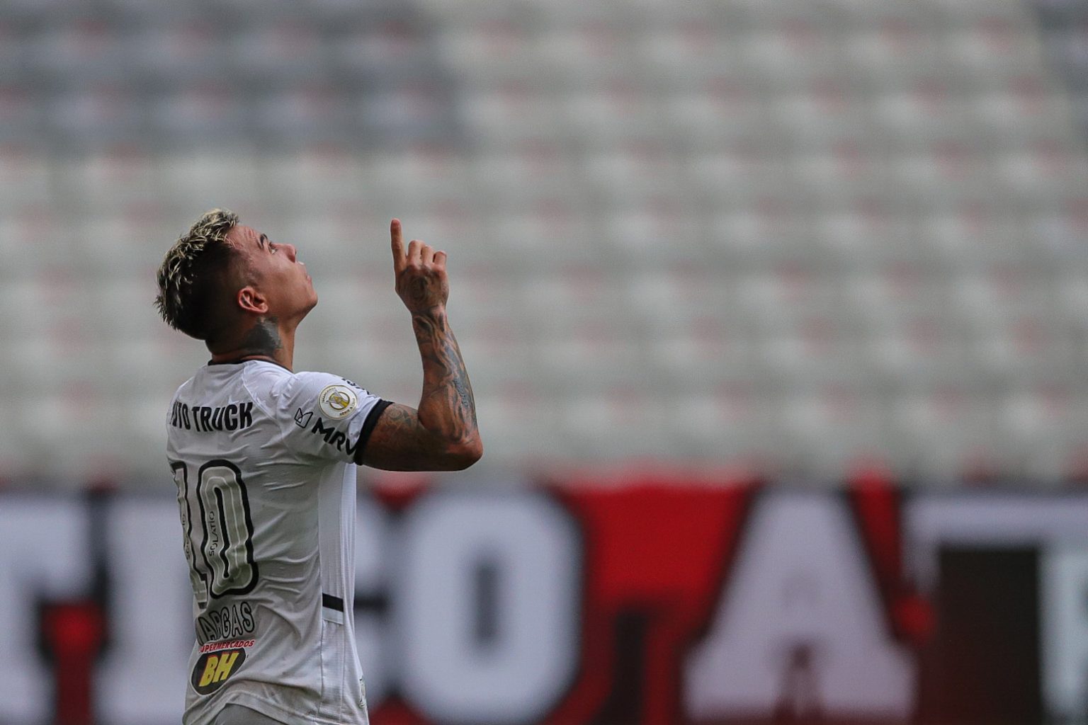 Atl&eacute;tico-MG vence o Athletico-PR e segue na briga pela ponta do Brasileir&atilde;o