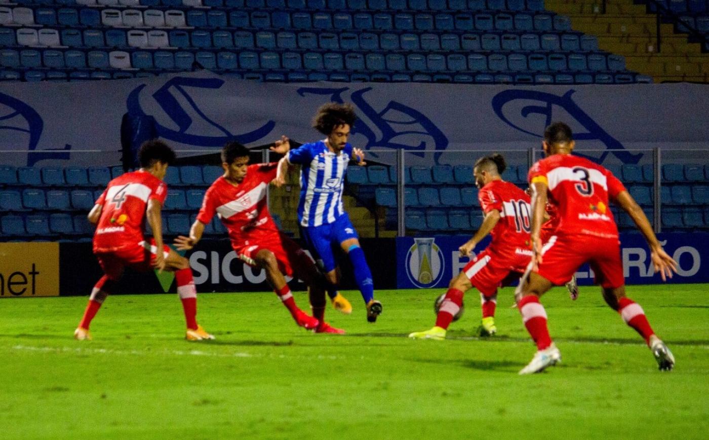 Com gol no fim, CRB vence o Avaí pela Série B