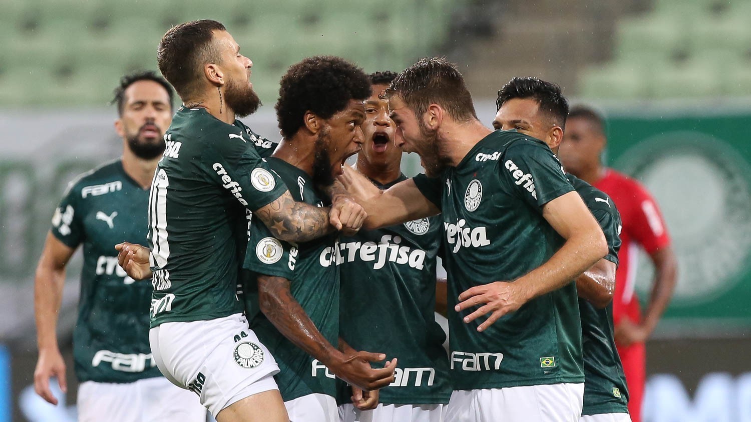 Mesmo com pressão até o fim, Palmeiras vence Bragantino e sobe na tabela da Série A