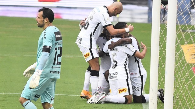 Fora de casa, Corinthians vence o Botafogo e se aproxima da elite do Brasileirão