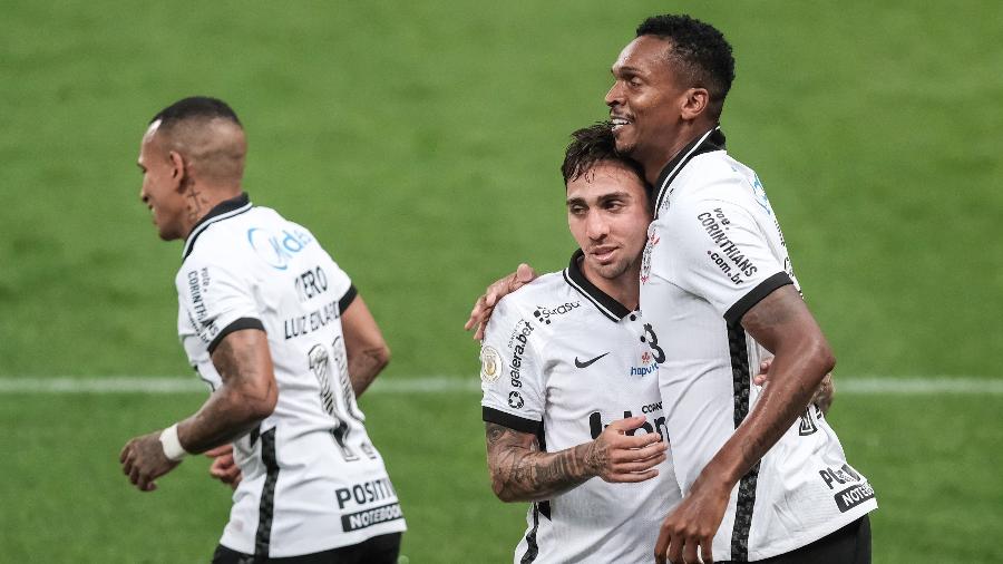 Em um &oacute;timo jogo, Corinthians vence Goi&aacute;s de virada