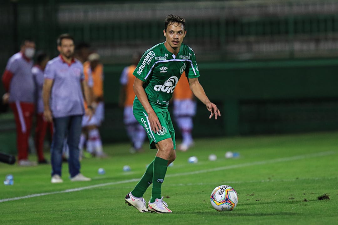 Chapecoense vence CRB e permanece na liderança da Série B