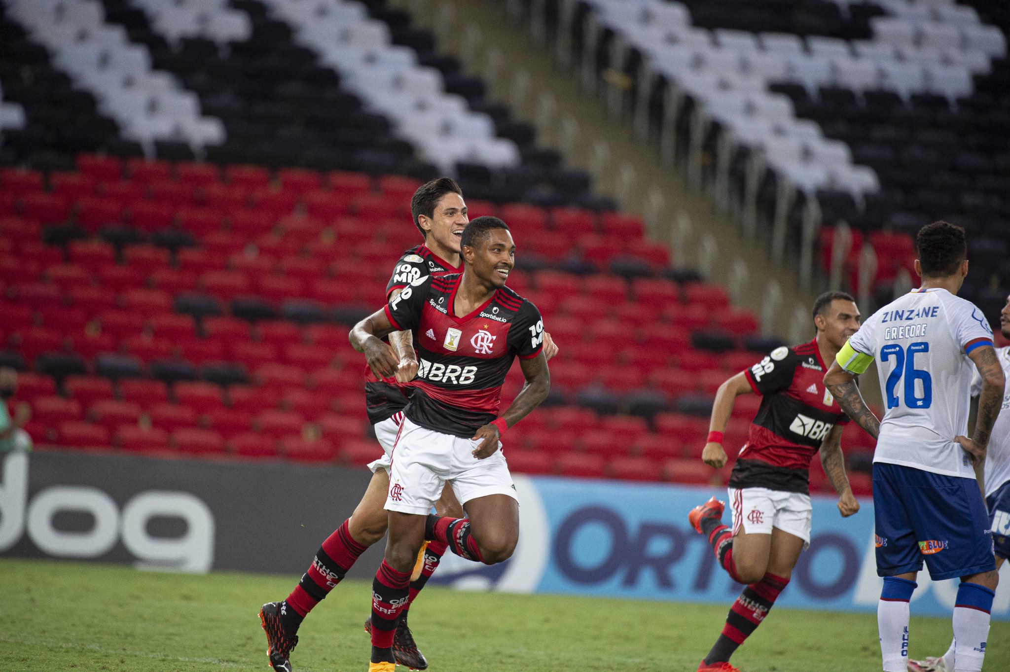 Flamengo vence de virada em duelo eletrizante no Maracan&atilde;