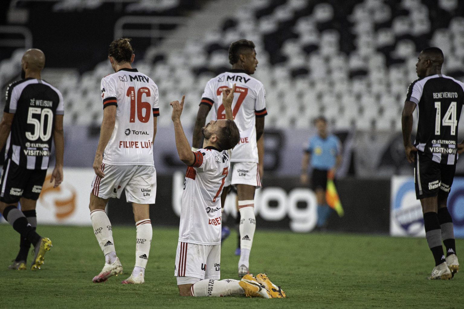 Flamengo vence o Botafogo e segue na briga pela ponta do Brasileir&atilde;o