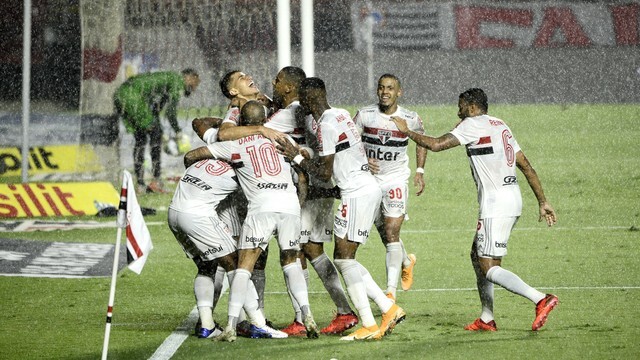 Líder absoluto! São Paulo domina, vence Atlético-MG e se isola na liderança do Brasileiro